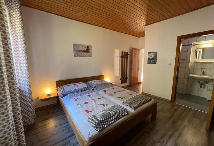 Отель Pension & Apartments Waldkrieber