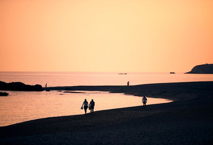 Coriva Beach Hotel & Bungalows