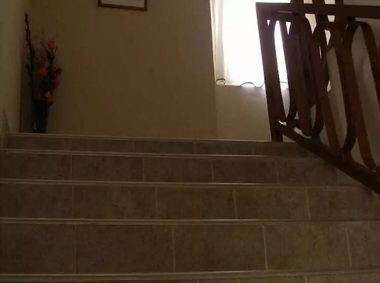 مسافرخانه Carol Rooms