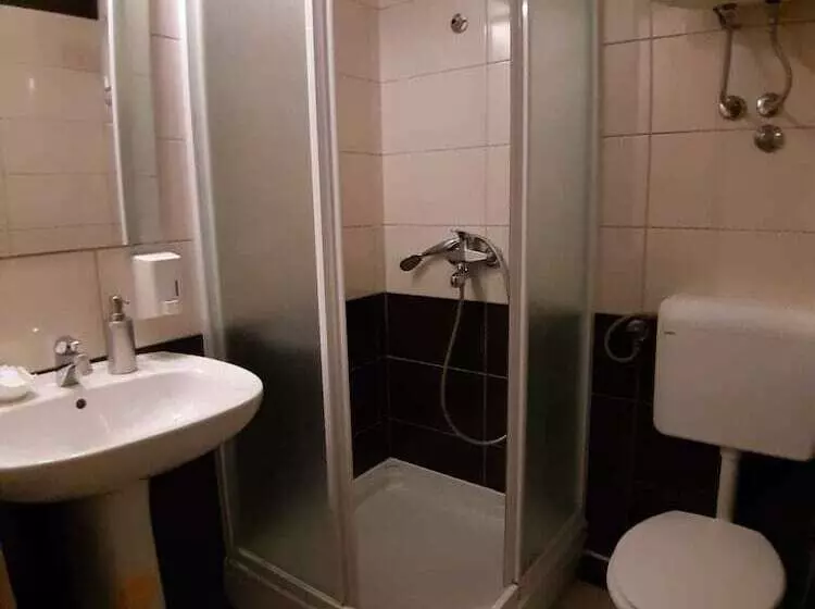 مسافرخانه Carol Rooms