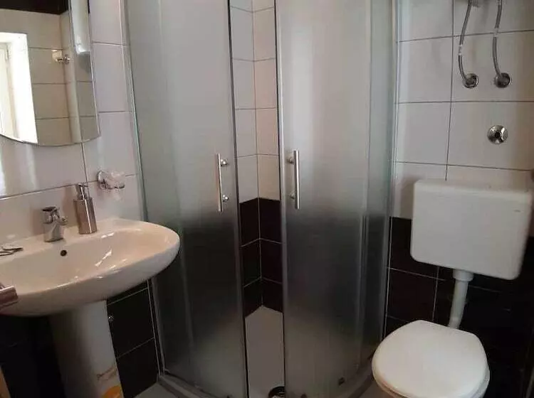 مسافرخانه Carol Rooms