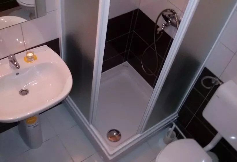 مسافرخانه Carol Rooms