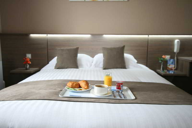 Brit Hotel Piscine & Spa   Fougères