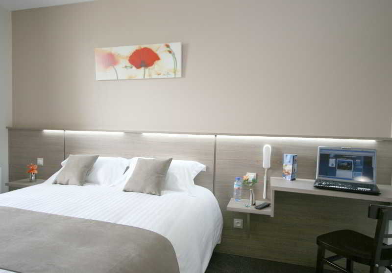 Brit Hotel Piscine & Spa   Fougères