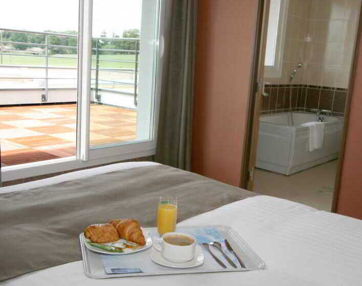 Brit Hotel Piscine & Spa   Fougères