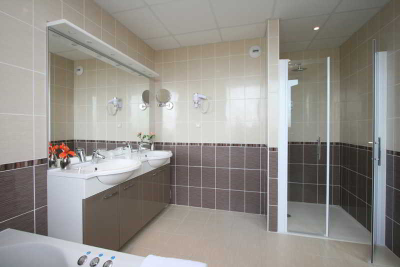 Brit Hotel Piscine & Spa   Fougères