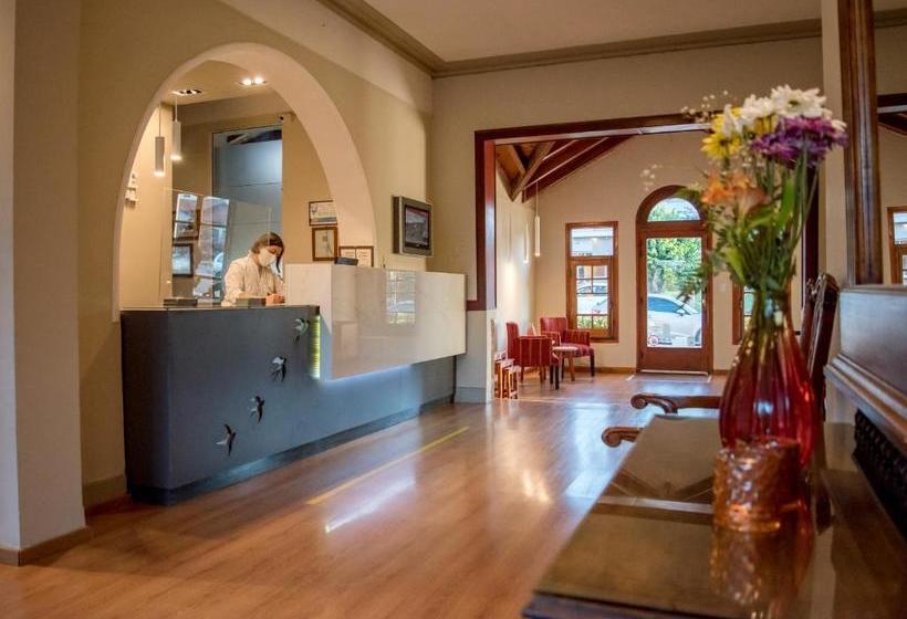 Хостел L Hirondelle Adults Only