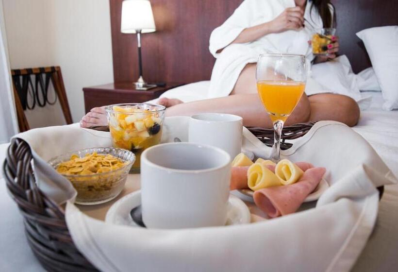 Хостел L Hirondelle Adults Only