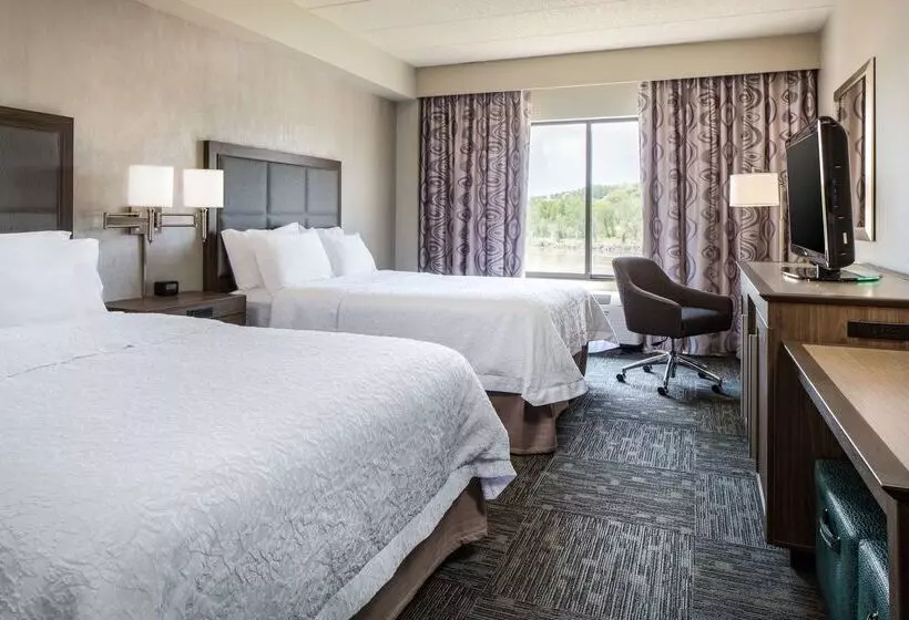 هتل Hampton Inn Council Bluffs