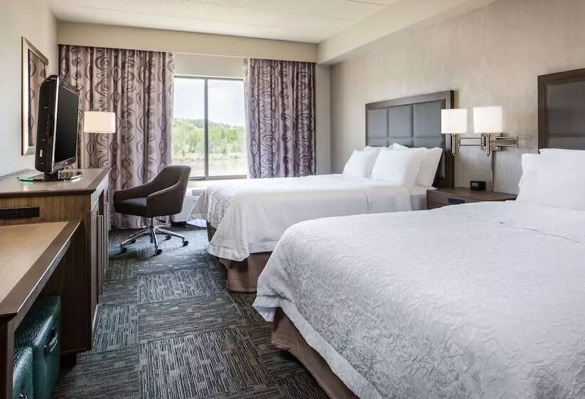 هتل Hampton Inn Council Bluffs