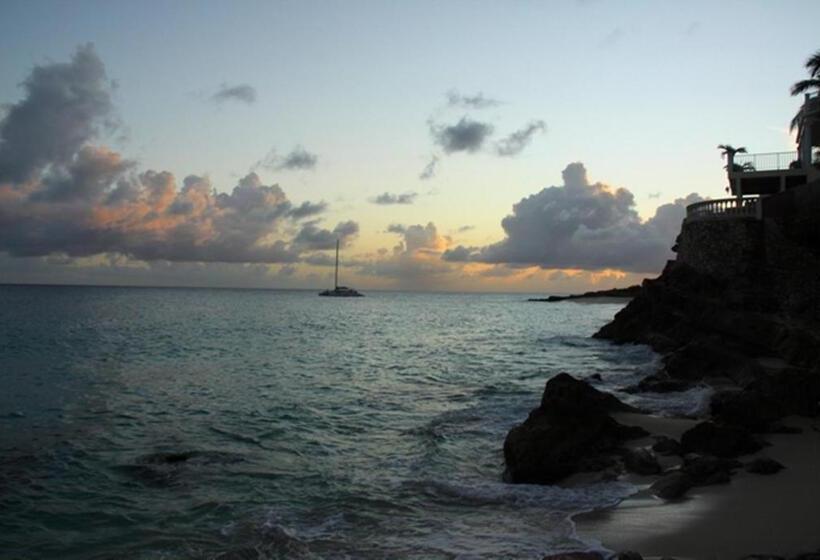 هتل Sapphire Beach Resort