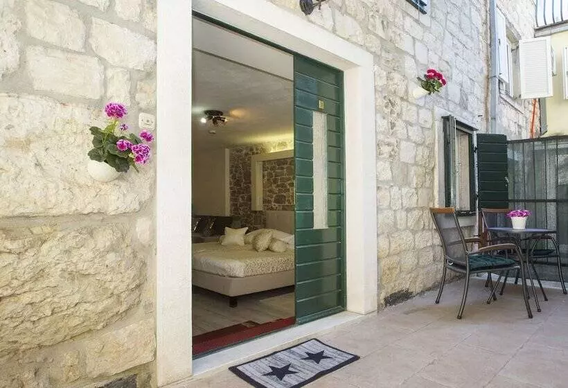 هتل Authentic Luxury Rooms