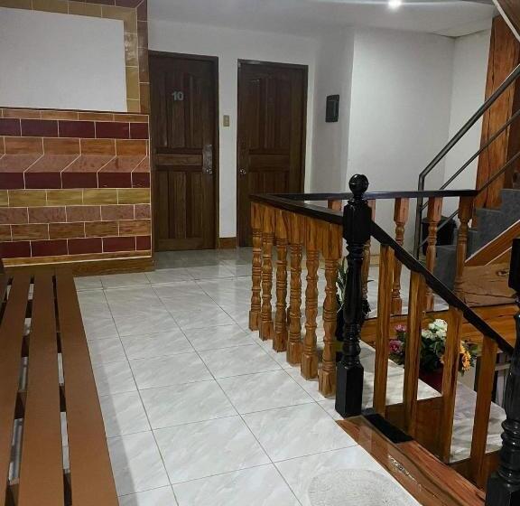 فندق Strong Tower Inn