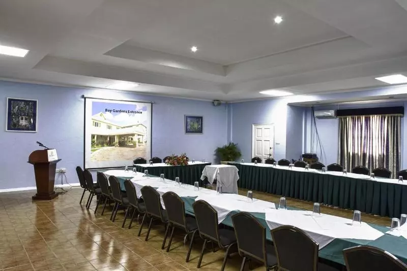 هتل Bay Gardens Inn