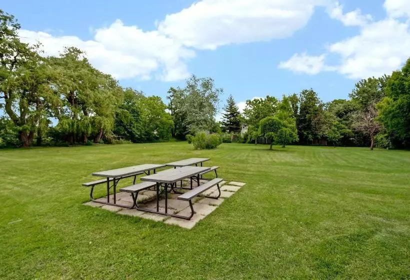 فندق Burlington Inn