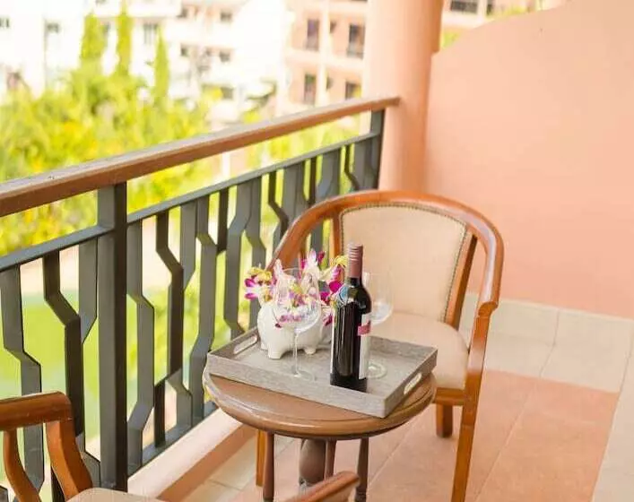 هتل Casa Del M Phuket   Newly Renovated