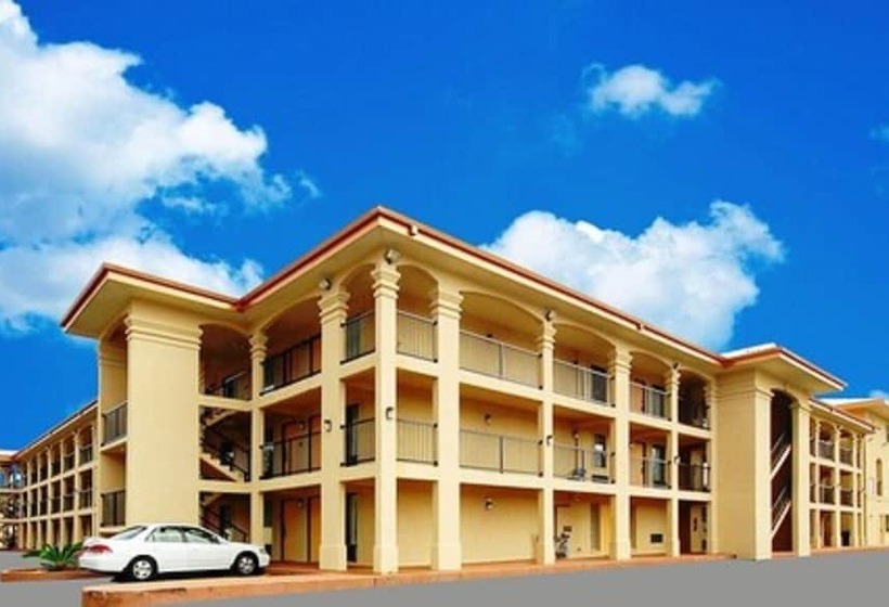 فندق Fairway Inn