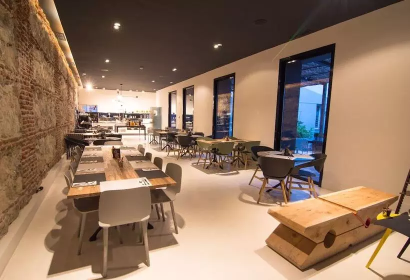 هتل Petit Palace Santa Barbara