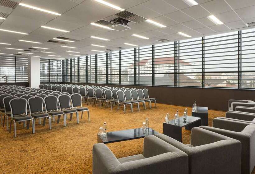 هتل Ramada By Wyndham Oradea