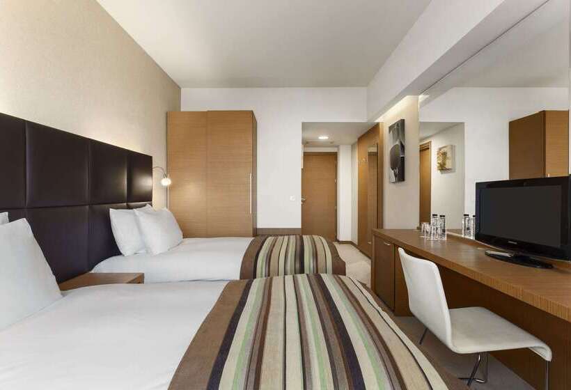 هتل Ramada By Wyndham Oradea