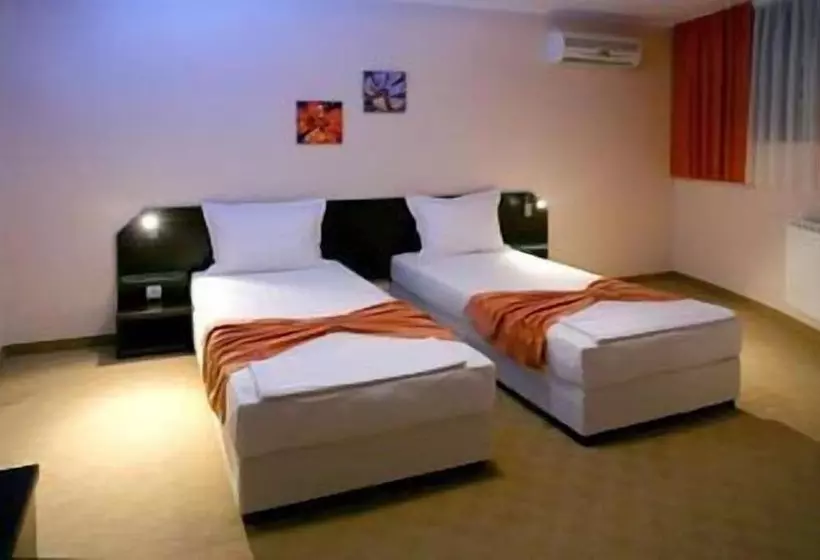 호텔 Riverside Family