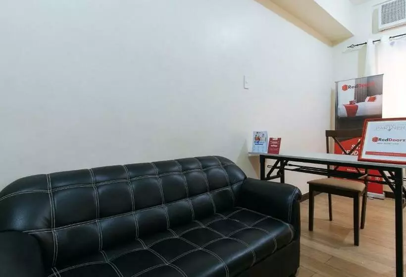 هتل Reddoorz @ 77 Travellers Inn Malolos Bulacan