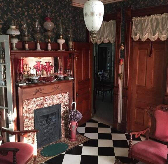 민박 The Victorian On Main