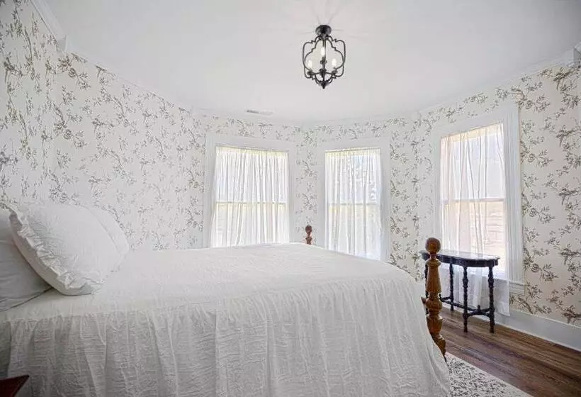 Aamiaismajoitus (B&B) The Victorian On Main