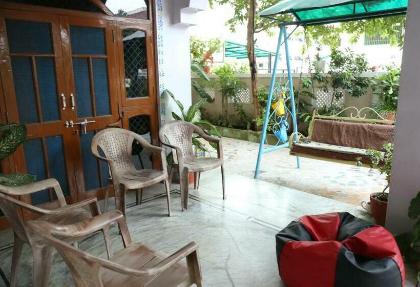 פנסיון Aura Midtown