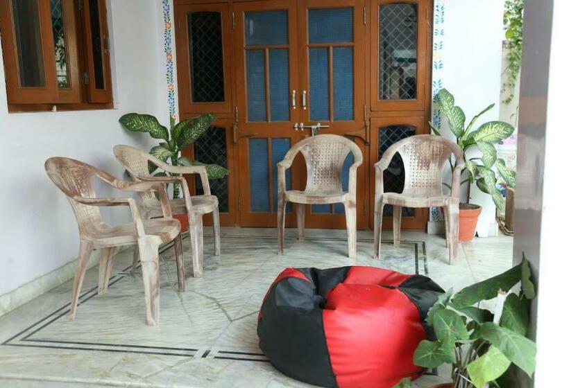 פנסיון Aura Midtown