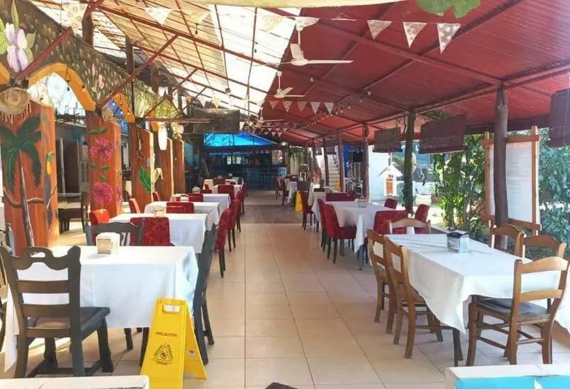 هتل La Cueva Limon