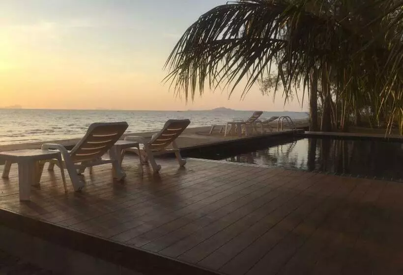 ホテル The Chevalley Beach Resort