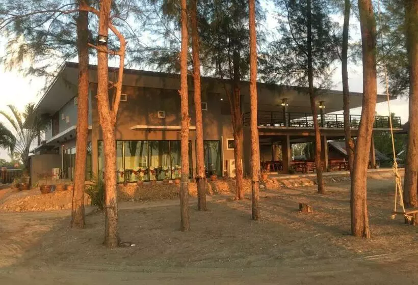 ホテル The Chevalley Beach Resort