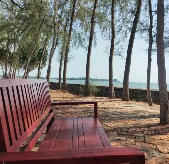 ホテル The Chevalley Beach Resort