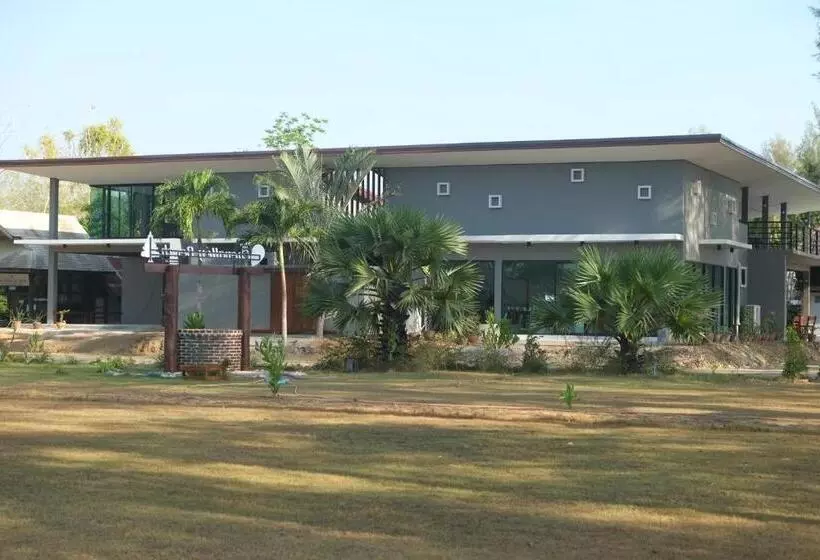 ホテル The Chevalley Beach Resort