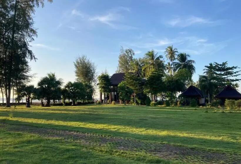 ホテル The Chevalley Beach Resort