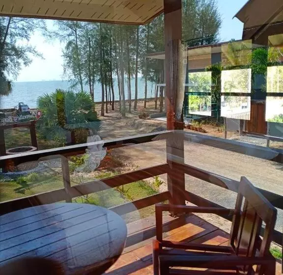 ホテル The Chevalley Beach Resort