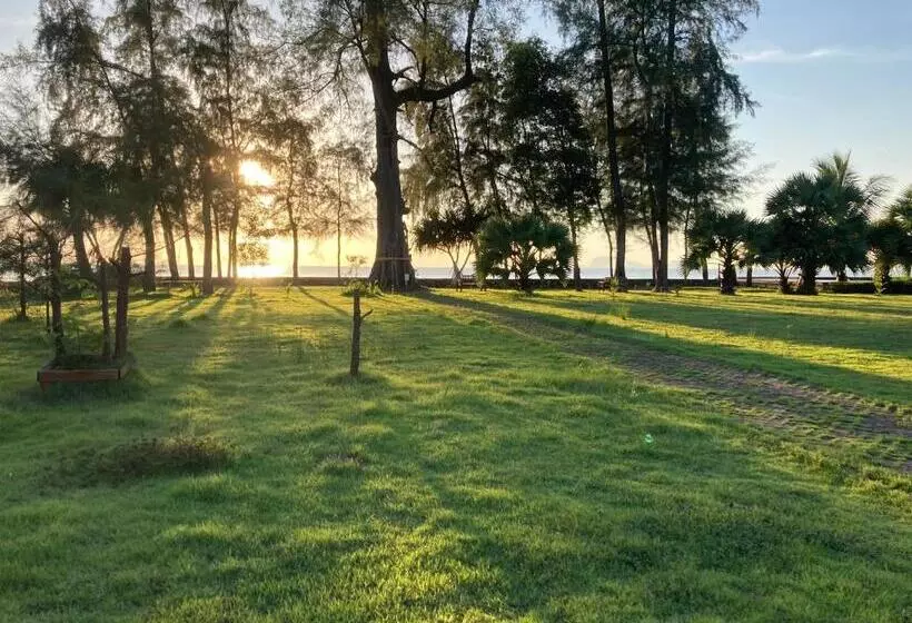 ホテル The Chevalley Beach Resort