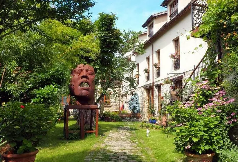 تختخواب و صبحانه Besharat Gallery & Museum