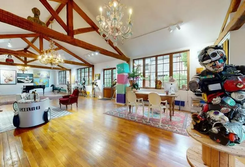 تختخواب و صبحانه Besharat Gallery & Museum