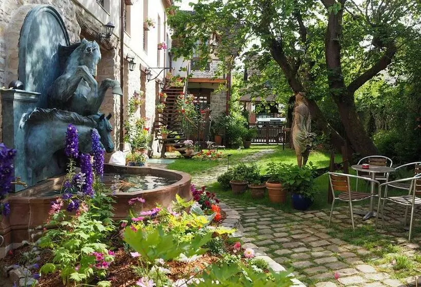 تختخواب و صبحانه Besharat Gallery & Museum