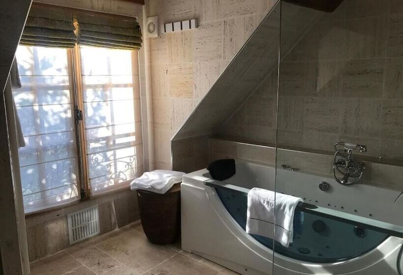 مبيت وإفطار Besharat Gallery & Museum