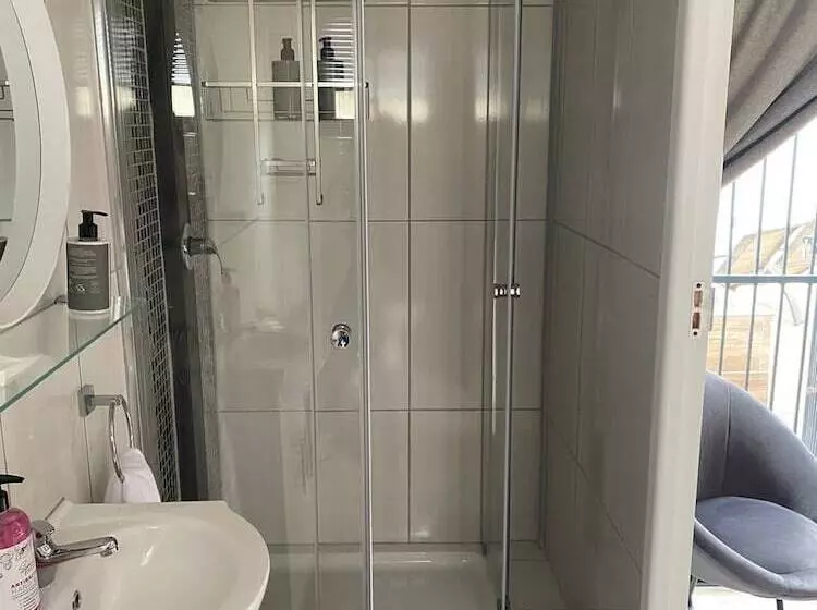 پانسیون 71 On Albert