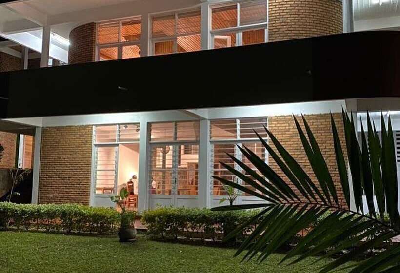 تختخواب و صبحانه Choose Kigali