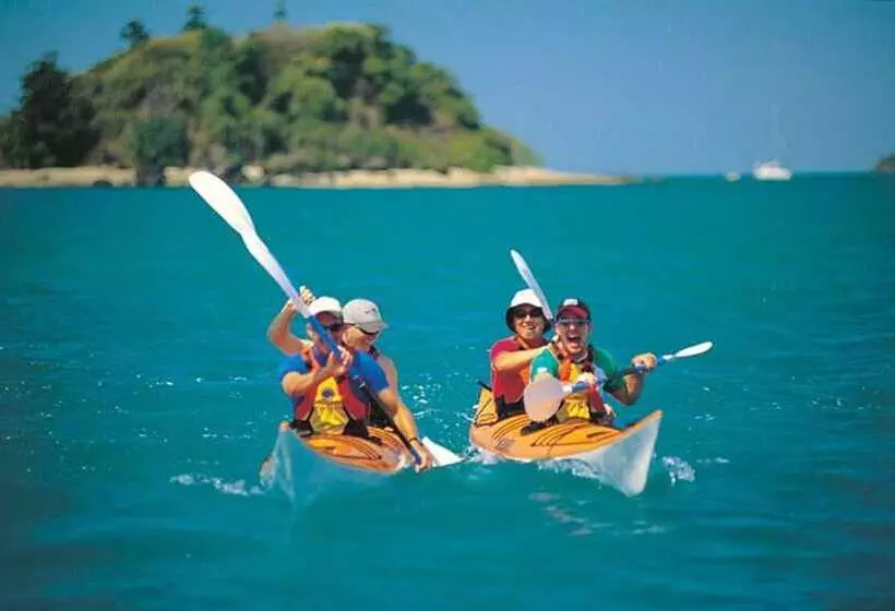 ホテル At Water's Edge Resort