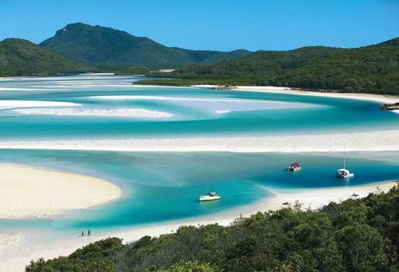 ホテル At Water's Edge Resort