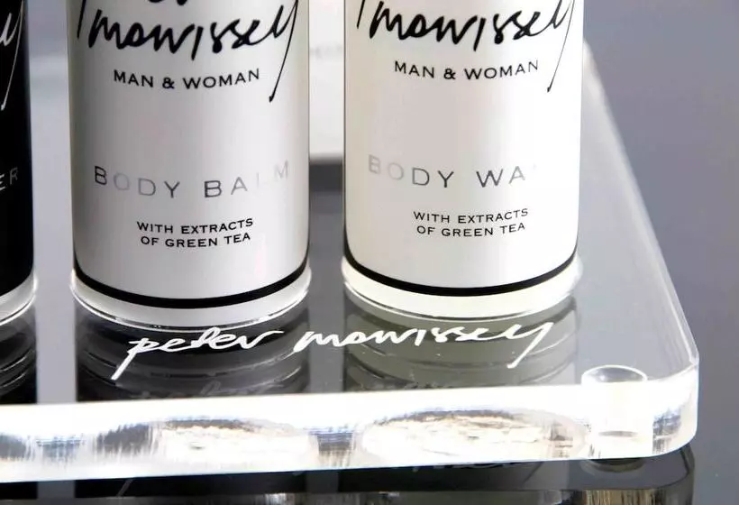 ホテル At Water's Edge Resort