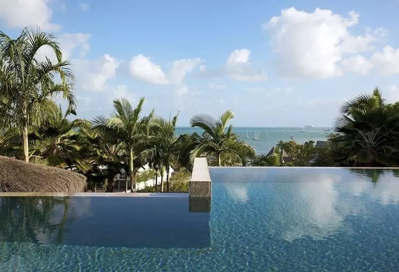 ホテル At Water's Edge Resort