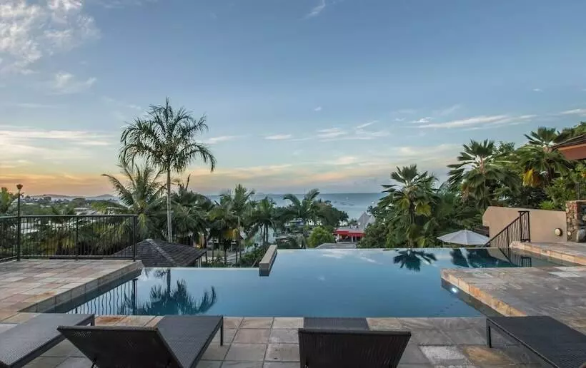 ホテル At Water's Edge Resort