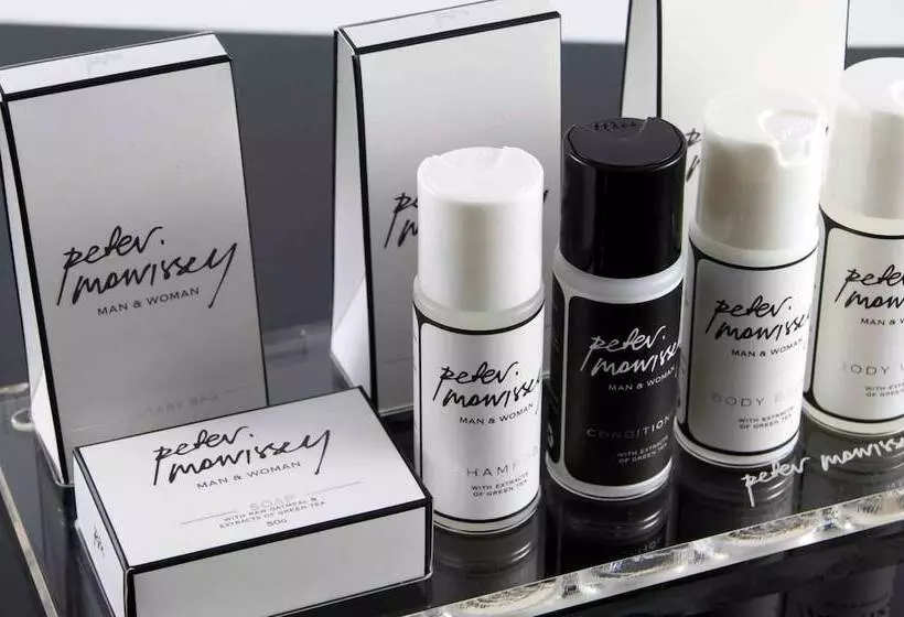 ホテル At Water's Edge Resort